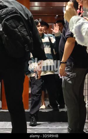 TAIPEI, CINA - 16 NOVEMBRE 2025 - i membri della boy band sudcoreana SUPER JUNIOR Wave ai loro fan e entrano nel negozio di Taipei, Cina, il 16 novembre 2025. Foto Stock