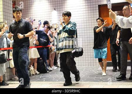 TAIPEI, CINA - 16 NOVEMBRE 2025 - i membri della boy band sudcoreana SUPER JUNIOR Wave ai loro fan e entrano nel negozio di Taipei, Cina, il 16 novembre 2025. Foto Stock