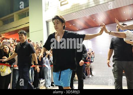 TAIPEI, CINA - 16 NOVEMBRE 2025 - i membri della boy band sudcoreana SUPER JUNIOR Wave ai loro fan e entrano nel negozio di Taipei, Cina, il 16 novembre 2025. Foto Stock