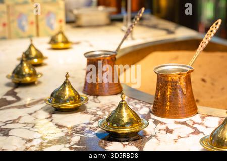 Caffettiere in rame a mano, chiamate Turks, in un bazar turco per preparare il caffè sulla sabbia. Foto Stock