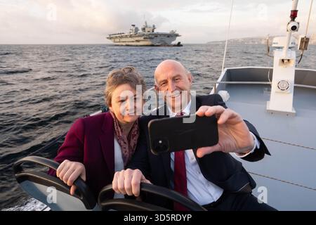 Il segretario alla difesa John Healey e il ministro degli Esteri Yvette Cooper durante una visita alla HMS Prince of Wales ancorata alla costa di Napoli, in Italia. La portaerei britannica è stata posta sotto il comando della NATO in una prima missione europea e i due ministri del governo hanno visitato l'Italia per celebrare l'occasione e per tenere colloqui con il ministro della difesa italiano Guido Crosetto e il ministro degli Esteri Antonio Tajani, a bordo della nave in quanto si trova al largo della costa di Napoli. Data foto: Lunedì 17 novembre 2025. Foto Stock