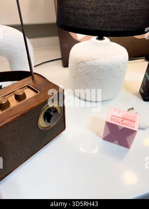 Bukit Bintang, Kuala Lumpur, Malesia - 17 novembre 2025 - radio in stile vintage e tecnologia moderna su un tavolo bianco Foto Stock