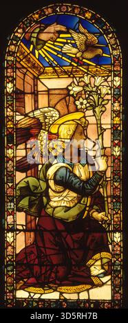 Raffigura l'Angelo dell'Annunciazione di Giovanni di Domenico, fiorentino, 1498–1503, in vetro colorato, raffigurante la figura dell'angelo, ali, tendaggi, gesti, cornici architettoniche, e colore luminoso tipico delle vetrate fiorentine dell'inizio del XVI secolo. Foto Stock