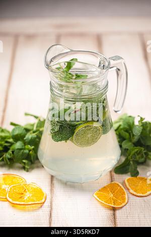 Limone menta limonata in caraffa Foto Stock