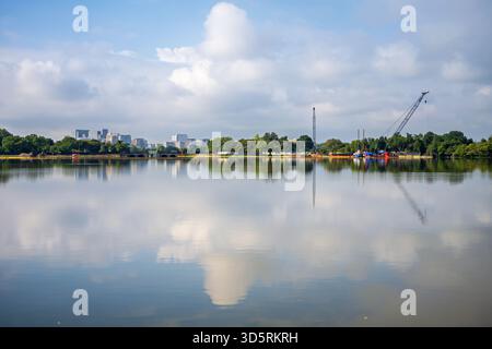 I lavori di riparazione del Seawall del bacino delle maree con Crystal City Skyline Washington DC // WASHINGTON DC - sono in corso lavori di riparazione del lungomare del bacino delle maree, con lo skyline di Crystal City visibile attraverso il fiume Potomac. Questo progetto in corso affronta il deterioramento delle infrastrutture degli anni '1880, che provoca inondazioni croniche e minaccia i famosi ciliegi. Il bacino delle maree, un'insenatura artificiale di 107 acri (43 ettari), è una caratteristica centrale del National Mall, circondato da monumenti come il Jefferson Memorial. Crystal City, nella contea di Arlington, Virginia, divenne una parte importante del Washington MM Foto Stock