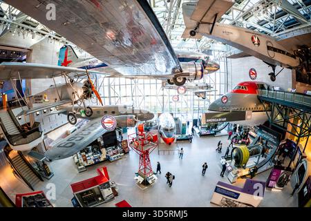 Smithsonian National Air and Space Museum American by Air Hall Washington DC // WASHINGTON DC - la galleria "America by Air" presso lo Smithsonian National Air and Space Museum ospita una collezione di aerei commerciali storici. Le esposizioni includono una sezione naso Boeing 747, un Douglas DC-3, un Ford Tri-Motor e un biplano Huff-Daland Duster, che mostrano l'evoluzione dell'aviazione americana. Questa mostra mette in evidenza le tappe fondamentali del trasporto aereo passeggeri e merci. Parte dello Smithsonian Institution, il museo è un importante centro per la storia dell'aviazione e dei voli spaziali. Situato sul National Mall, Foto Stock