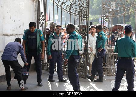 Dacca, Bangladesh. 17 novembre 2025. Il personale di sicurezza del Bangladesh è di guardia di fronte al Tribunale internazionale per i crimini (TIC), nella zona dell'alta corte di Dacca, Banladesh, 17 novembre 2025. Il Tribunale internazionale per i crimini 1 pronuncerà il verdetto nel caso contro il deposto primo ministro Sheikh Hasina e due dei suoi principali aiutanti. Sheikh Hasina è accusato di crimini contro l'umanità, tra cui omicidio, legati alla rivolta del luglio 2024. Foto di Habibur Rahman/ABACAPRESS.COM credito: Abaca Press/Alamy Live News Foto Stock