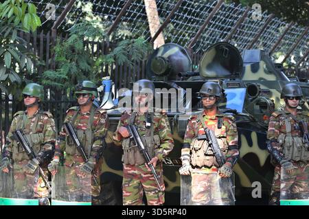 Dacca, Bangladesh. 17 novembre 2025. Il personale di sicurezza del Bangladesh è di guardia di fronte al Tribunale internazionale per i crimini (TIC), nella zona dell'alta corte di Dacca, Banladesh, 17 novembre 2025. Il Tribunale internazionale per i crimini 1 pronuncerà il verdetto nel caso contro il deposto primo ministro Sheikh Hasina e due dei suoi principali aiutanti. Sheikh Hasina è accusato di crimini contro l'umanità, tra cui omicidio, legati alla rivolta del luglio 2024. Foto di Habibur Rahman/ABACAPRESS.COM credito: Abaca Press/Alamy Live News Foto Stock