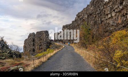 Dove i continenti si allontanano e la bellezza selvaggia dell'Islanda prende vita: Il Parco Nazionale di Þingvellir in tutta la sua serenità senza tempo Foto Stock