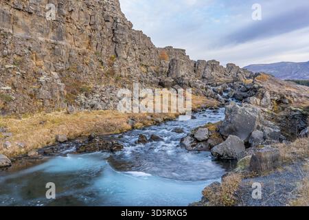 Dove i continenti si allontanano e la bellezza selvaggia dell'Islanda prende vita: Il Parco Nazionale di Þingvellir in tutta la sua serenità senza tempo Foto Stock