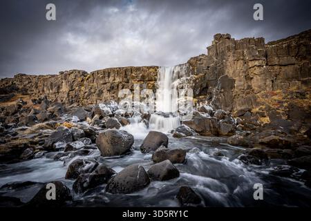 Dove i continenti si allontanano e la bellezza selvaggia dell'Islanda prende vita: Il Parco Nazionale di Þingvellir in tutta la sua serenità senza tempo Foto Stock
