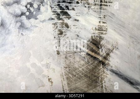 Primo piano di uno sfondo grunge astratto testurizzato grigio e beige con tratti di pennello, ideale per design creativo, poster o uso Web. Foto Stock