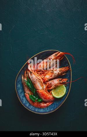 Langoustines, australiano, fresco congelato sul ghiaccio, vista dall'alto, lime e verdi, Foto Stock