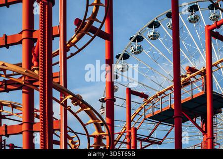Vienna, Austria - 5 agosto 2024: Primo piano di giostre e decorazioni al parco divertimenti Prater di Vienna Foto Stock