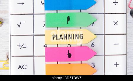 Le note adesive colorate sono disposte in modo ordinato su una griglia di pianificazione, mostrando promemoria e attività essenziali per una migliore organizzazione e. Foto Stock