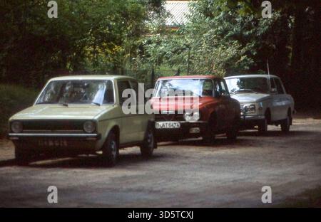 Tre auto sono parcheggiate sulla Uferstrasse a Bad Saarow: VW Golf, Alfa Romeo Giulia Super, Wartburg [traduzione automatica] Foto Stock