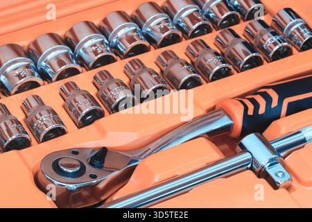 Una cassetta degli attrezzi con molti utensili diversi tra cui pinze, chiavi e cacciaviti. gli strumenti sono organizzati in modo da facilitare la ricerca. Foto Stock