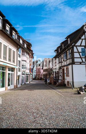 Emmendingen, Germania, 22 marzo 2024, strade storiche della città vecchia accanto a vecchie case in legno e acciottolate Foto Stock