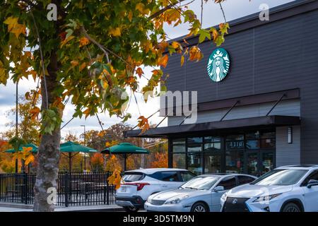 Caffè Starbucks con fogliame autunnale a Buford, Georgia, appena a nord-est di Atlanta. (USA) Foto Stock