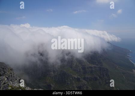Nuvole che coprono Table Mountain, Camps Bay, città del Capo, Sud Africa Foto Stock