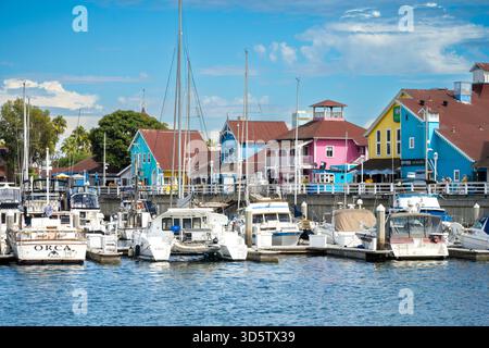 Long Beach Los Angeles. Vivace porticciolo pieno di varie barche e yacht, Rainbow Harbor e Shoreline Village sullo sfondo Foto Stock