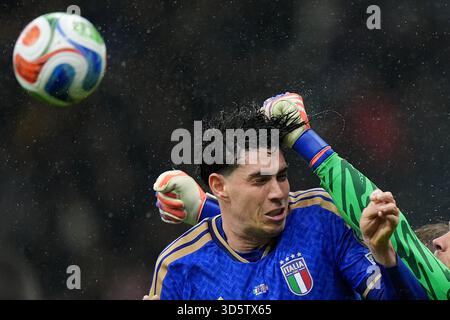 Milano, Italia. 16 novembre 2025. L'italiano Alessandro bastoni combatte per il pallone con il norvegese Orjian Nyland durante la partita tra Italia e Norvegia allo Stadio San Siro di Milano - domenica 16 novembre 2025. Sport - calcio . (Foto di Spada/LaPresse) credito: LaPresse/Alamy Live News Foto Stock