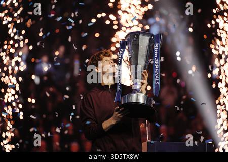 Torino, Italia. 16 novembre 2025. L'italiano Jannik Sinner con il trofeo dopo aver vinto la finale di tennis delle finali ATP World Tour contro lo spagnolo Carlos Alcaraz all'Inalpi Arena di Torino - domenica 16 novembre 2025. Sport - Tennis (foto di Marco Alpozzi/Lapresse) credito: LaPresse/Alamy Live News Foto Stock