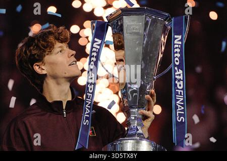 Torino, Italia. 16 novembre 2025. L'italiano Jannik Sinner con il trofeo dopo aver vinto la finale di tennis delle finali ATP World Tour contro lo spagnolo Carlos Alcaraz all'Inalpi Arena di Torino - domenica 16 novembre 2025. Sport - Tennis (foto di Marco Alpozzi/Lapresse) credito: LaPresse/Alamy Live News Foto Stock