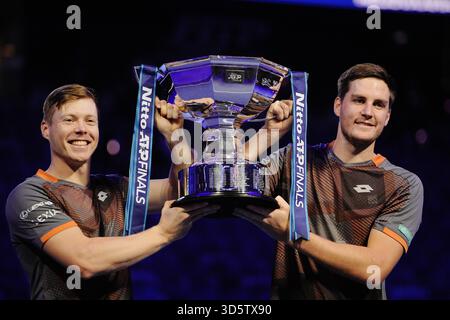 Torino, Italia. 16 novembre 2025. Il Gran Bretagna Henry Patten e il finlandese Harri Heliovaara festeggiano con il trofeo dopo aver vinto la loro finale di doppio e le ATP Finals contro il Gran Bretagna Joe Salisbury e Neal Skupski all'Inalpi Arena di Torino, Italia - domenica 16 novembre 2025. Sport - (foto di Marco Alpozzi/Lapresse) credito: LaPresse/Alamy Live News Foto Stock