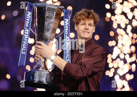 Torino, Italia. 16 novembre 2025. L'italiano Jannik Sinner con il trofeo dopo aver vinto la finale di tennis delle finali ATP World Tour contro lo spagnolo Carlos Alcaraz all'Inalpi Arena di Torino - domenica 16 novembre 2025. Sport - Tennis (foto di Marco Alpozzi/Lapresse) credito: LaPresse/Alamy Live News Foto Stock
