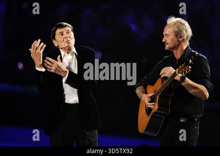 Torino, Italia. 16 novembre 2025. Gianni Morandi canta prima della finale di tennis dell'ATP World Tour Finals tra Carlos Alcaraz e Jannik Sinner all'Inalpi Arena di Torino - domenica 16 novembre 2025. Sport - Tennis (foto di Marco Alpozzi/Lapresse) credito: LaPresse/Alamy Live News Foto Stock