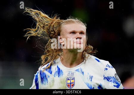 Milano, Italia. 16 novembre 2025. Il norvegese Erling Haaland festeggia dopo aver segnato 2-1 punti durante la partita tra Italia e Norvegia allo Stadio San Siro di Milano - domenica 16 novembre 2025. Sport - calcio . (Foto di Spada/LaPresse) credito: LaPresse/Alamy Live News Foto Stock