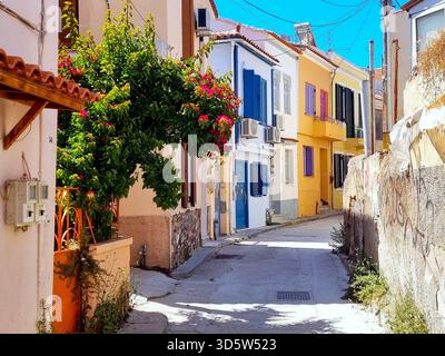 Un paesaggio urbano caratterizzato da una strada stretta e colorata a Mitilene, la capitale di Lesbo, in Grecia Foto Stock