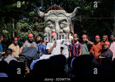 Dacca, Bangladesh. 17 novembre 2025. Gli studenti della Dhaka University si riuniscono presso il Teachers-Student Centre (TSC) durante il Tribunale internazionale per i crimini inflitti all'ex primo ministro Sheikh Hasina per crimini contro l'umanità, a Dhaka, Bangladesh, il 17 novembre 2025. Una grande folla si era riunita all'inizio della giornata per guardare una trasmissione in diretta del verdetto, organizzato dalla Dhaka University Central Students' Union (DUCSU). Gli studenti distribuirono dolci e slogan cantati mentre celebravano la sentenza del tribunale. (Credit Image: © Suvra Kanti Das/ZUMA Press Wire) EDITORIALE USA Foto Stock
