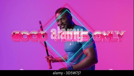 Un atleta che tiene in mano il pipistrello e indossa un cinturino con camicia color verde acqua che posa in studio SOLO con UN'ATMOSFERA al neon Foto Stock