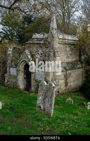 Mausoleo abbandonato nel cimitero della chiesa di All Saints nello storico villaggio di Godshill sull'isola di wight nel Regno Unito Foto Stock