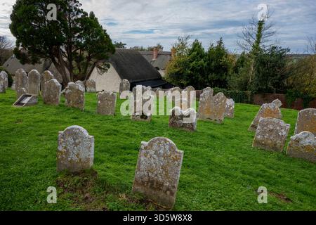 Lapidi o lapidi in un cimitero nel villaggio di Godshill sull'isola di wight, Regno Unito. Cimitero con vecchie lapidi. Foto Stock