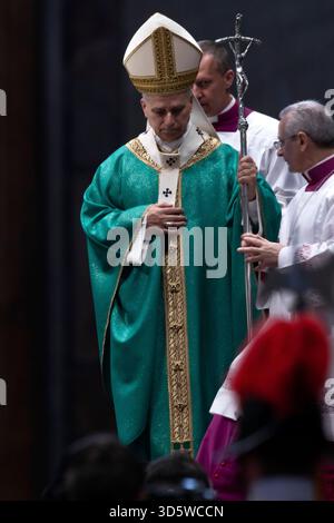 Città del Vaticano, Vaticano, 16 novembre 2025. Papa Leone XIV celebra la messa per celebrare il Giubileo dei poveri nella basilica di San Pietro in Vaticano. Maria Grazia Picciarella/Alamy Live News Foto Stock
