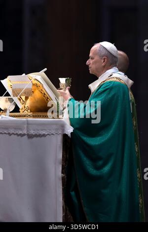 Città del Vaticano, Vaticano, 16 novembre 2025. Papa Leone XIV celebra la messa per celebrare il Giubileo dei poveri nella basilica di San Pietro in Vaticano. Maria Grazia Picciarella/Alamy Live News Foto Stock