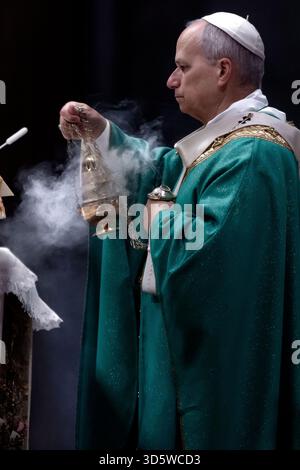 Città del Vaticano, Vaticano, 16 novembre 2025. Papa Leone XIV celebra la messa per celebrare il Giubileo dei poveri nella basilica di San Pietro in Vaticano. Maria Grazia Picciarella/Alamy Live News Foto Stock