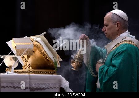 Città del Vaticano, Vaticano, 16 novembre 2025. Papa Leone XIV celebra la messa per celebrare il Giubileo dei poveri nella basilica di San Pietro in Vaticano. Maria Grazia Picciarella/Alamy Live News Foto Stock