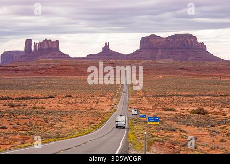 Mexican Hat, Utah - Vista di alcune formazioni rocciose della Monument Valley in Arizona dalla US Highway 163 nello Utah meridionale. Foto Stock
