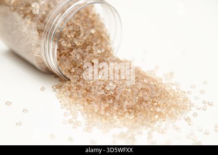 Pellet di plastica color ambra per la produzione industriale Foto Stock