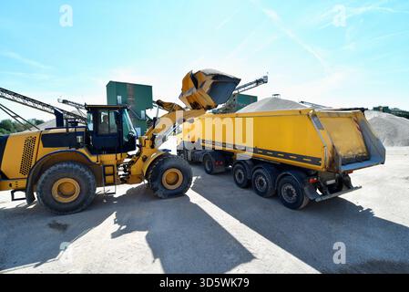 Caricatore su ruote di caricamento di un carrello con sabbia in una cava di ghiaia Foto Stock