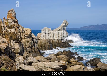 Le bizzarre formazioni di granito chiamate tafoni con la costa frastagliata di Campomoro al sole e al cielo azzurro Foto Stock