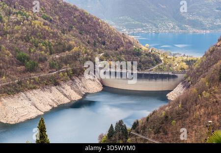 Vista della diga di Contra vista dal villaggio di Mergoscia nel Canton Ticino, Svizzera. Foto Stock