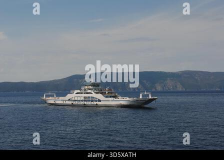 Traghetto programmato sulla strada dall'isola di Cherso all'isola di Krk Foto Stock