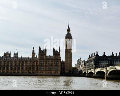 Londra, Regno Unito - 22 settembre 2025: Iconica vista londinese del Big Ben, del Parlamento e del lungofiume con architettura storica. Foto Stock