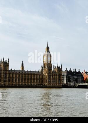 Londra, Regno Unito - 22 settembre 2025: Edifici storici del Parlamento con Big Ben lungo il Tamigi a Londra, Regno Unito. Foto Stock