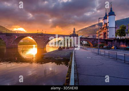 Vista dell'alba sul vecchio ponte e ponte a Heidelberg, Germania Foto Stock